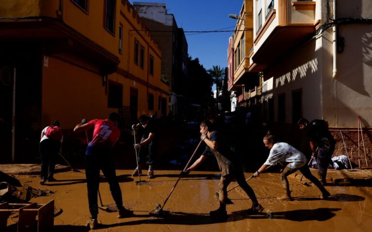 Ισπανία: Χιλιάδες άνθρωποι συμμετέχουν στις επιχειρήσεις καθαρισμού μετά τις πλημμύρες – Στους 207 οι νεκροί